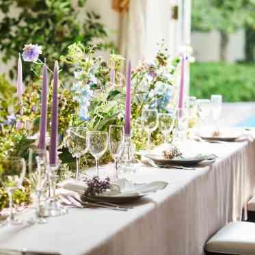 アクアテラス迎賓館(大津)/テイクアンドギヴ・ニーズウェディング 白基調のパーティ会場はコーディネートの自由度が高い