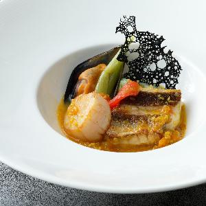 アクアテラス迎賓館(大津)/テイクアンドギヴ・ニーズウェディング ブイヤベース風の魚料理