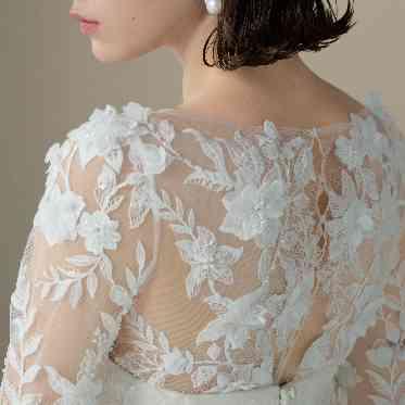 TIAD, オートグラフ コレクション(ティアド, オートグラフ コレクション) ユニークな生地の組み合わせが花嫁の美を引き出す。