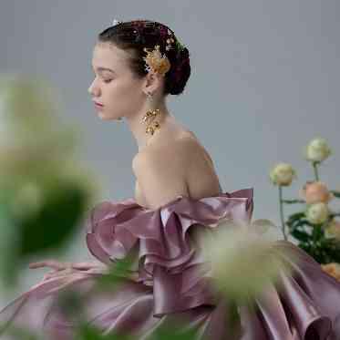 日本人の体形を美しく見せる上品なデザイン