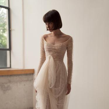 ユニークな生地の組み合わせが花嫁の美を引き出す。