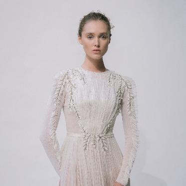 手作業による刺繍やビーディング、 ユニークな生地の組み合わせで、 フェミニンなニ