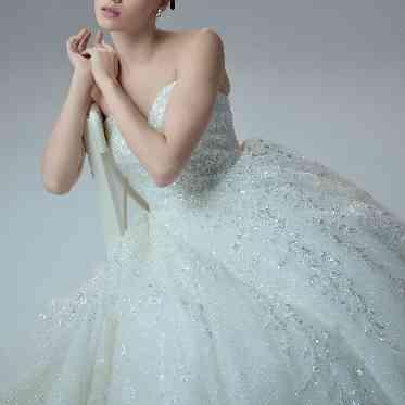 TIAD, オートグラフ コレクション(ティアド, オートグラフ コレクション) 手作業による刺繍やビーディング、 ユニークな生地の組み合わせで、 フェミニンなニ