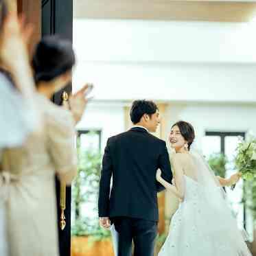 アルモニーアンブラッセ イットハウス/テイクアンドギヴ・ニーズウェディング 祝福の中、挙式退場シーン