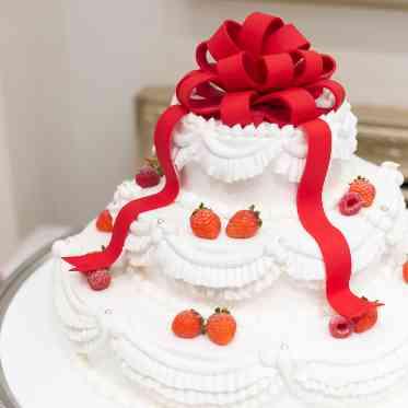 アーフェリーク迎賓館（大阪） 赤いリボンがかわいいウェディングケーキ