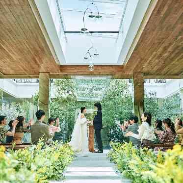 AQUA GARDEN TERRACE(アクアガーデンテラス)/テイクアンドギヴ・ニーズウェディング 自然の光が入り込みキラキラと幻想的な世界が広がります。