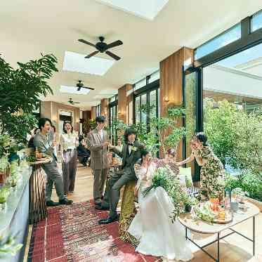 AQUA GARDEN TERRACE(アクアガーデンテラス)/テイクアンドギヴ・ニーズウェディング 室内のインナーガーデンも活用し、季節気にせずゲストとアットホームな時間を・・