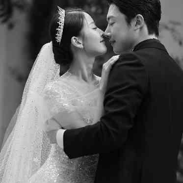 光を集めるビジューが煌めく