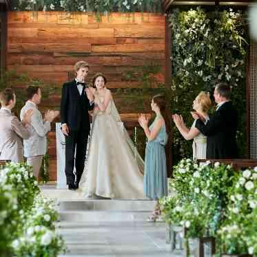 ア・ラ・モードパレ&ザ・リゾート 祭壇は少し段差がついているので後方の方でもお2人の姿をしっかり見ることが出来る