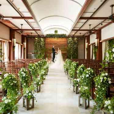 ア・ラ・モードパレ&ザ・リゾート 側面から陽光が入る明るいチャペル。逆光にならず、天候に左右されないのが特徴