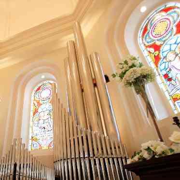 ア・ラ・モードパレ&ザ・リゾート ヨーロッパから取り寄せた本格的なステンドグラスながら、ゲストの写真撮影が可能