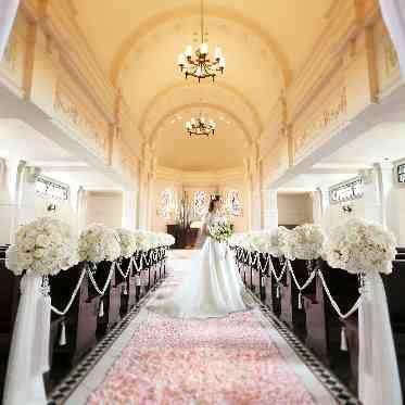 ア・ラ・モードパレ&ザ・リゾート フラワーアイルランナーや装飾花を変更することでオリジナルウェディングが可能