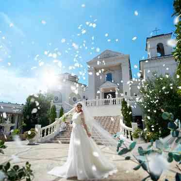 ア・ラ・モードパレ&ザ・リゾート 横に広い大階段はゲストが一列に並ぶことも、ドレスのトレーンを広げることも可能