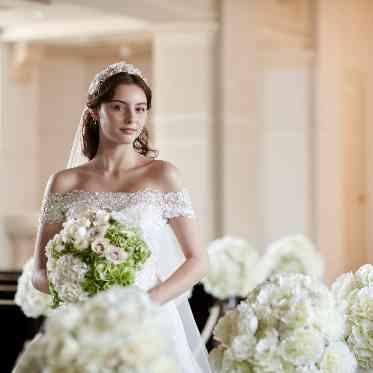 ア・ラ・モードパレ&ザ・リゾート 聖堂内はオフホワイトカラーのため、純白のドレスが映えるつくりに