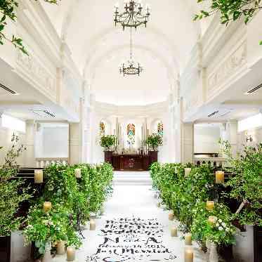 ア・ラ・モードパレ&ザ・リゾート 右上の窓から陽光が入る温かな空間は、グリーンの装飾も◎