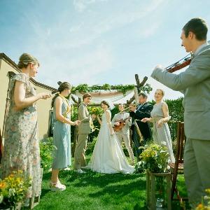 ア・ラ・モードパレ&ザ・リゾート 開放感◎!豊かな緑がきらめく青空の下で、オリジナルガーデンセレモニーを