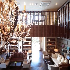 ア・ラ・モードパレ&ザ・リゾート 大勢のゲストを招いてもゆったりと寛いでもらえるように造られた広々としたロビー