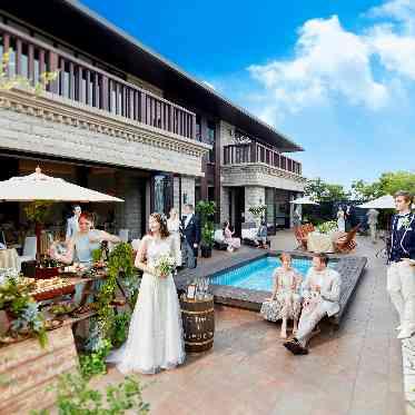 ア・ラ・モードパレ&ザ・リゾート 開放感たっぷりのパーティ会場はテラスとつながっているから自由に行き来OK!