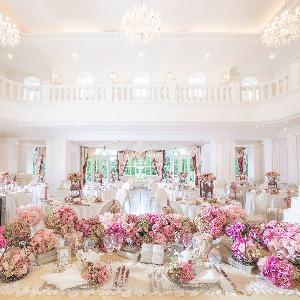 ア・ラ・モードパレ&ザ・リゾート ダイヤモンド型の披露宴会場は後方からも見えやすい造りになっている