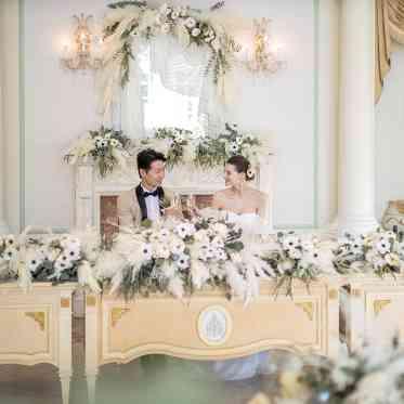 ア・ラ・モードパレ&ザ・リゾート アンティーク調で統一された高砂周り。メインバックも装飾すれば素敵なフォトスポット