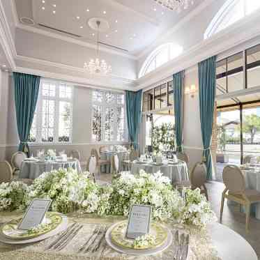 ア・ラ・モードパレ&ザ・リゾート 少人数のための創られた専用会場は天井も高く自然光が入る開放的な空間。