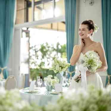 ア・ラ・モードパレ&ザ・リゾート 上品なテイストの空間は、街並みを見ながら話ができるように窓を多く取り入れている