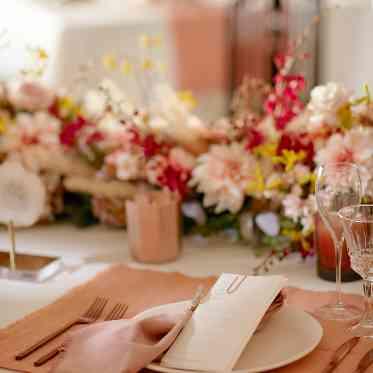 ア・ラ・モードパレ&ザ・リゾート 可愛らしさに大人の上品さをプラスしたダスティピンクも人気