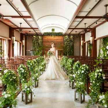 ア・ラ・モードパレ＆ザ・リゾート 木の香りが広がる上質で落ち着いた空間で温かなセレモニーを