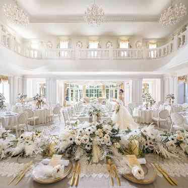 ア・ラ・モードパレ＆ザ・リゾート 大きな窓から光が差し込む心地よい会場