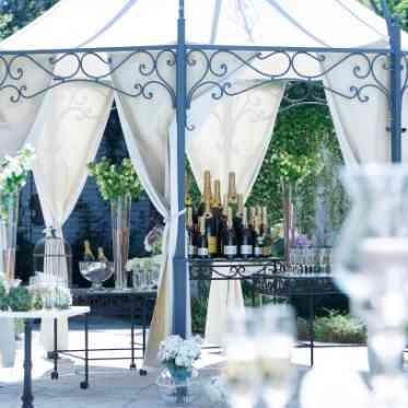 ア・ラ・モードパレ&ザ・リゾート ガゼボの下で誓いを立てたふたりは「一生住む家に困らない」という欧米の言い伝えが♪