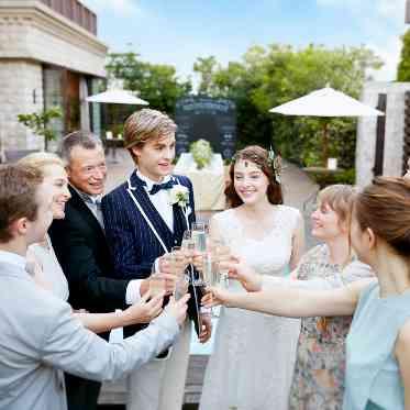 ア・ラ・モードパレ&ザ・リゾート お好みのドリンクを片手に、ガーデンでの乾杯!青空の下でアルコールを楽しんで!