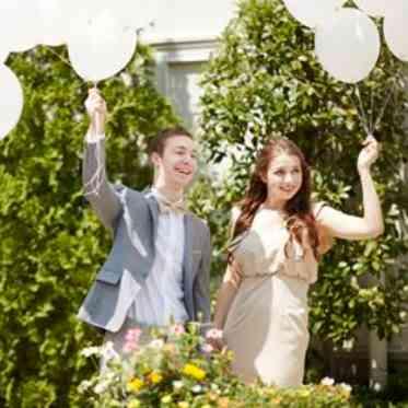 ア・ラ・モードパレ&ザ・リゾート バルーンリリースはゲストに一体感が生まれる人気演出。カラフルな風船が青空に映える