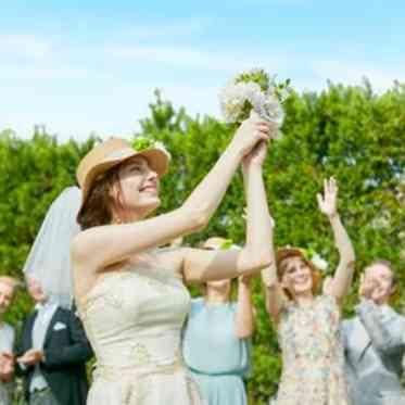 ア・ラ・モードパレ&ザ・リゾート ゲストへの幸せのおすそ分け”ブーケトス”も人気。男性は”ブロッコリートス”も可