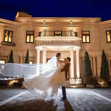 ア・ラ・モードパレ&ザ・リゾート メインエントランス前はまるで海外ホテルのような空間。ドラマティックな一枚を残して