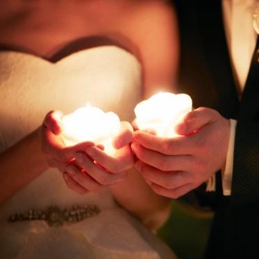 ア・ラ・モードパレ&ザ・リゾート キャンドルの灯りをゲストに届ける”キャンドルリレー”は人気の演出