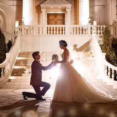 ア・ラ・モードパレ&ザ・リゾート 映画のワンシーンのようなシーン。二人のシルエットが美しく、前撮りでも人気のカット