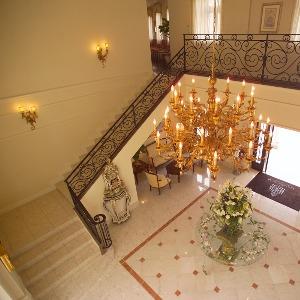 ア・ラ・モードパレ&ザ・リゾート エントランスの装花は、フローリストが季節のお花をコーディネートしお出迎え