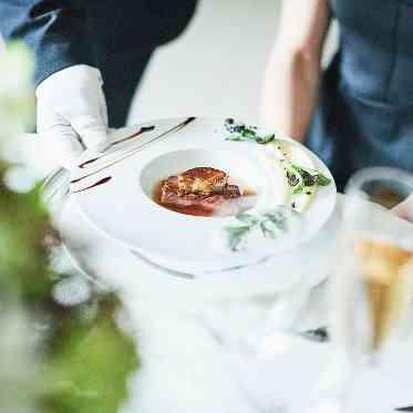 ア・ラ・モードパレ&ザ・リゾート 専属のサービススタッフがおふたりに代わってゲストの皆様をおもてなし