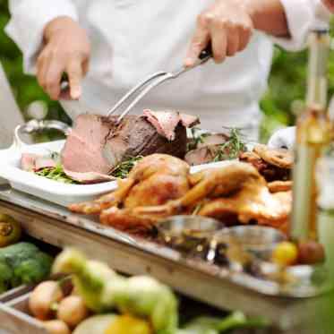 ア・ラ・モードパレ&ザ・リゾート 開放的なガーデンでシェフが目の前でお肉をグリルするおもなし演出が可能