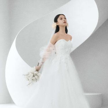 ア・ラ・モードパレ&ザ・リゾート 花嫁の笑顔を引き立てるデザインで、特別な日を心から輝かせる一着