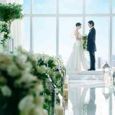 ラグナヴェール プレミア 祭壇に立つおふたりの姿が大理石のバージンロードに映り、幻想的な誓いのシーンに