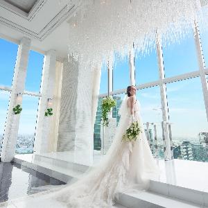 ラグナヴェール プレミア 天井にはミルキーウェイを思わせるクリスタルのシャンデリアロードが美しく煌めく