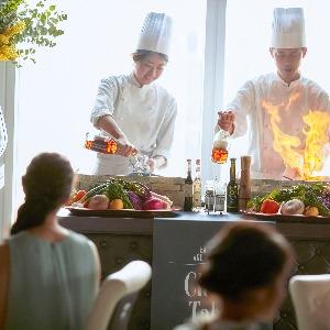 ラグナヴェール プレミア 隣接キッチンから出来たての料理が提供され、パフォーマンスも楽しめる