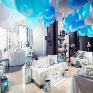 ラグナヴェール プレミア パーティ会場と自由に行き来ができる貸切のホワイエは、演出やフォトスポットなども◎