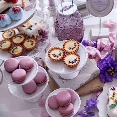 ラグナヴェール プレミア カラーと統一したデザートビュッフェも可能!おふたりらしさを演出してみて♪