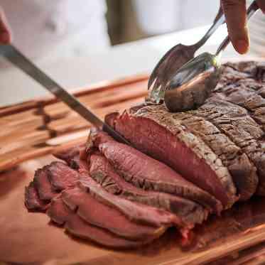 ラグナヴェール プレミア 目の前でカットされるローストビーフは迫力満点!