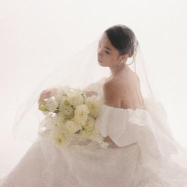 ラグナヴェール プレミア 花嫁の個性に寄り添うデザインで、自分らしさを大切にした装いを叶えます。