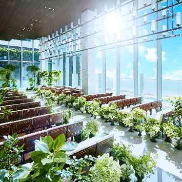 ラグナヴェール大阪(LAGUNAVEIL OSAKA) 最上階のチャペルは滝が流れ、自然光が入り緑あふれるチャペル