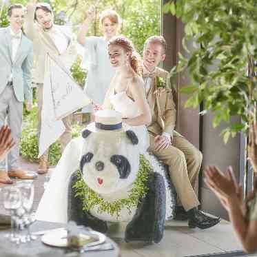 ラグナヴェール大阪(LAGUNAVEIL OSAKA)/エスクリウェディング パンダカーを使った入場演出も可能!