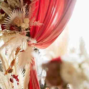 ラグナヴェール大阪(LAGUNAVEIL OSAKA) テラコッタのアクセントカラーに、パンパスやドライフラワーを組み合わせたアレンジ